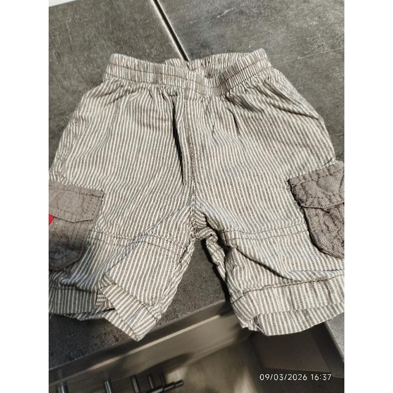 Short beige rayée  TAILLE 6 mois