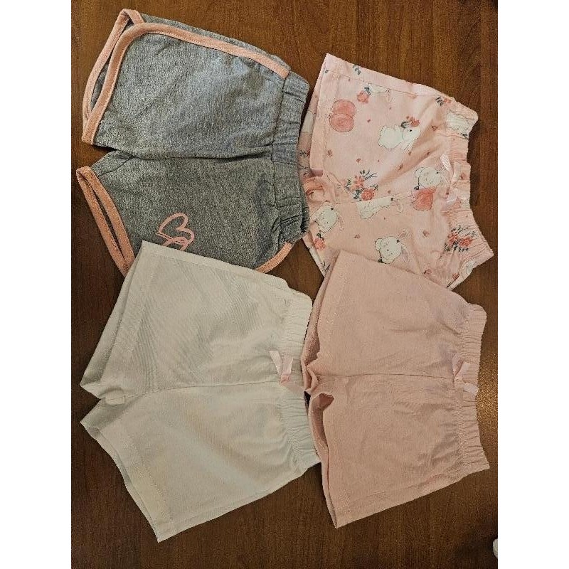 Lot 4 shorts  TAILLE 6 mois