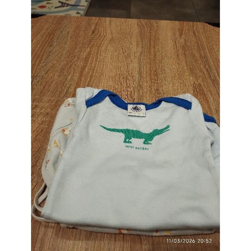 Lot de 2 bodys petit beateau bleu croco, et bleu oie TAILLE 3 m