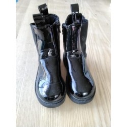 Bottes noires vernies...