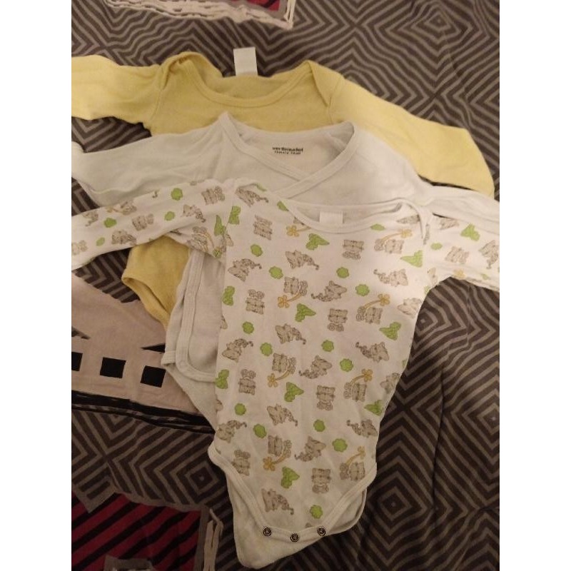 Lot de 3 bodys TAILLE 1 an 