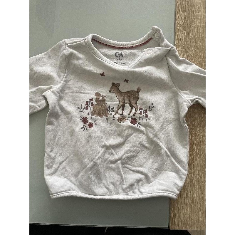 Pull blanc motif forêt , C&A 3-6 mois  TAILLE 3-6 mois