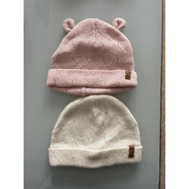 Lot de 2 bonnets rose et blanc cœurs , tape à l’œil 6-9 mois TAILLE 6-9 mois