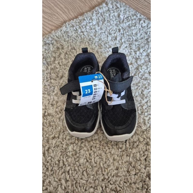 Baskets noires  TAILLE 23