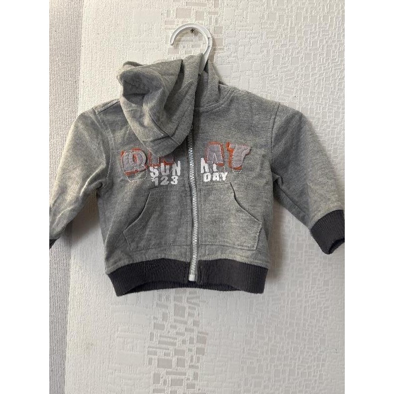 Veste capuche grise TAILLE 6 mois