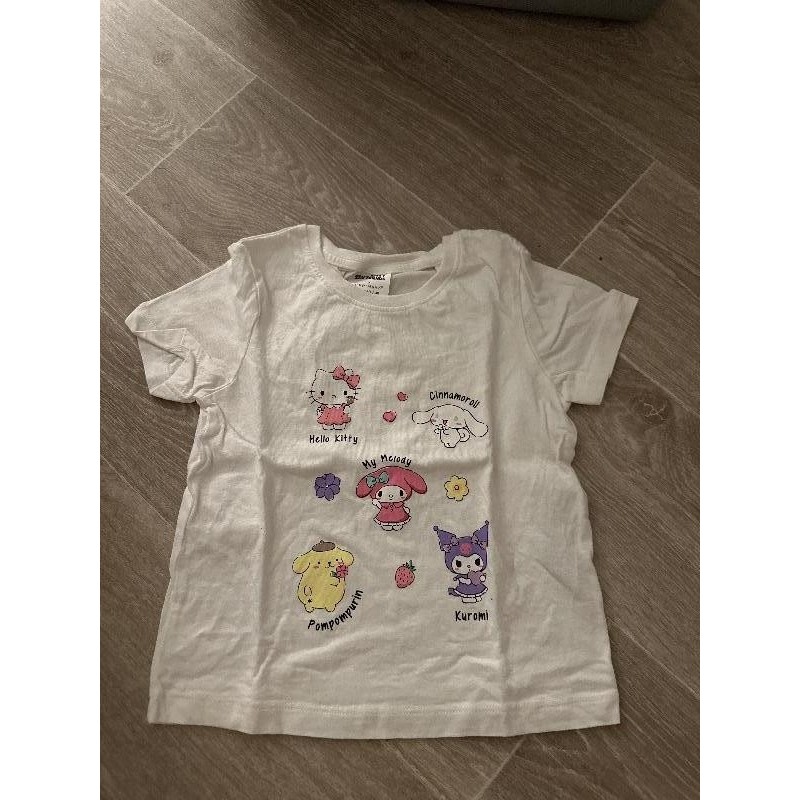 TEE shirt hello kitty  TAILLE 4/5