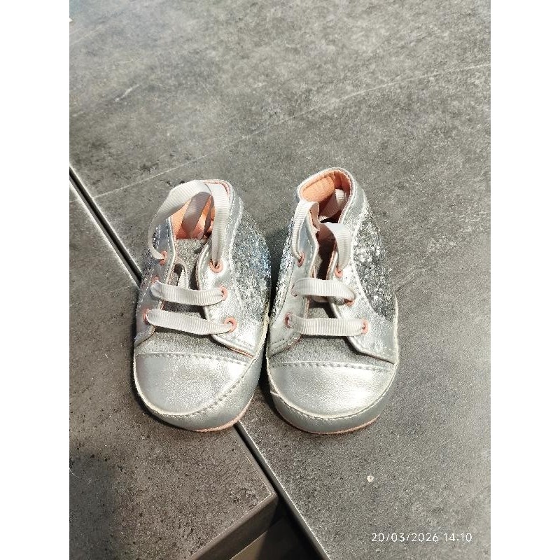 Basket souple argenté  TAILLE 0-6M