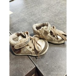Chaussure gepy doré TAILLE 19