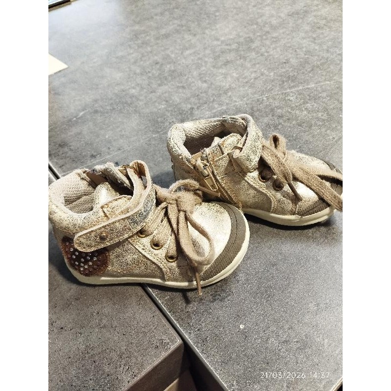 Chaussure gepy doré TAILLE 19