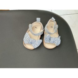 Nues pieds bébé  TAILLE 6/9...