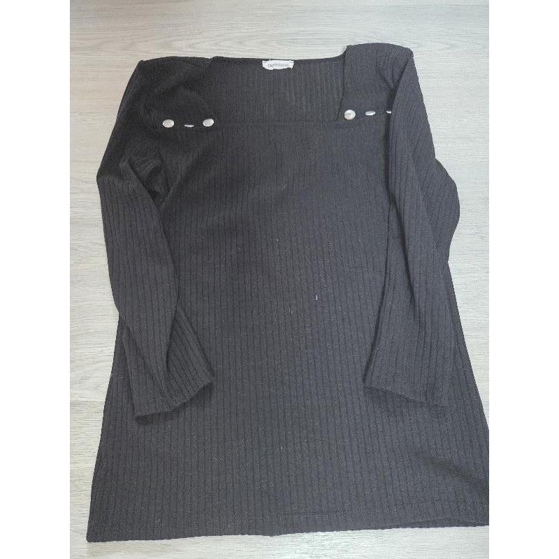 Haut noir avec bouton gris TAILLE M