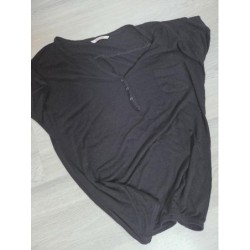 Haut noir bouton devant...