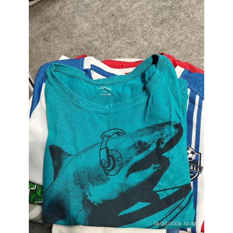 Tshirt bleu requin TAILLE 6 a