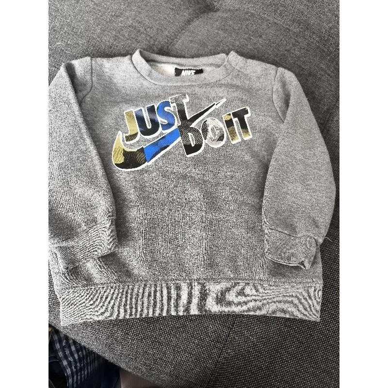 Sweat nike gris TAILLE 24 mois