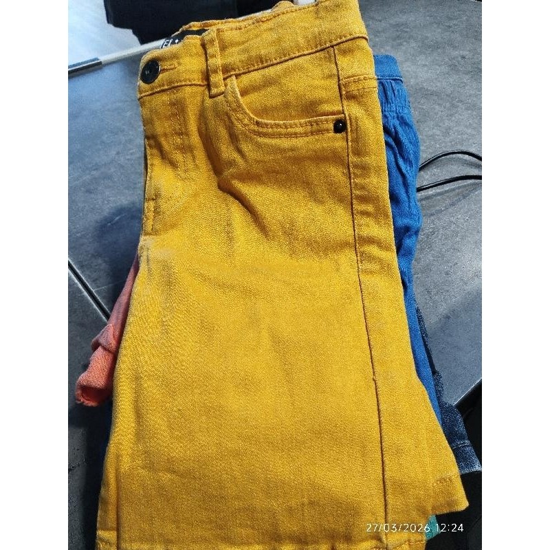 Short jaune  TAILLE 5 a