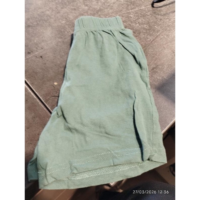 Short vert coton  TAILLE 5 a