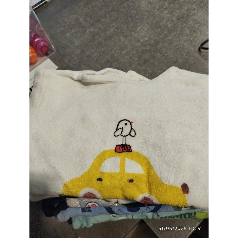 Pyj blanc voiture jaune TAILLE 18m