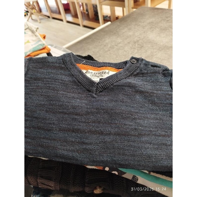 Pull bleu restricted TAILLE 12 mois