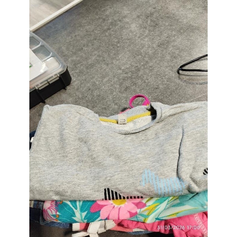 Sweat gris TAILLE 5 a