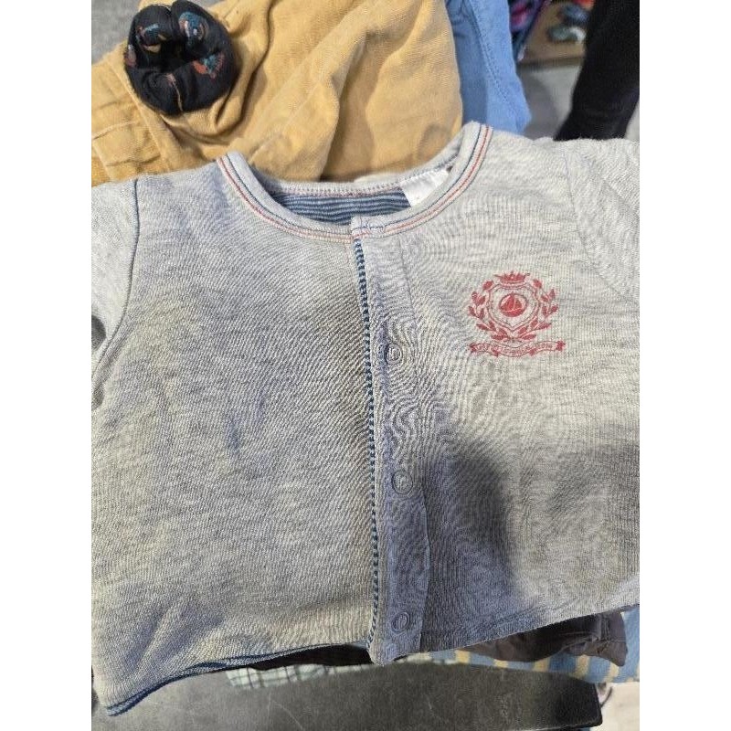 Gilet gris a pression TAILLE 3 mois