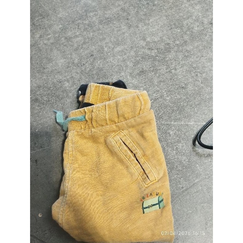 Pantalon souple jaune  TAILLE 12 mois