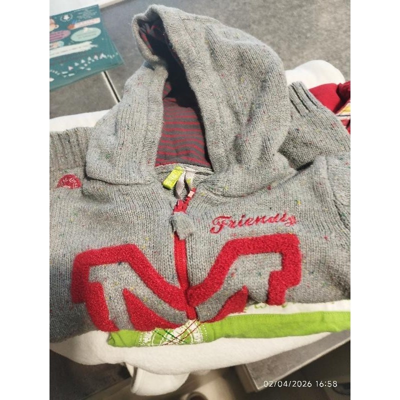 Gilet gris rouge orchestra  TAILLE 12 mois