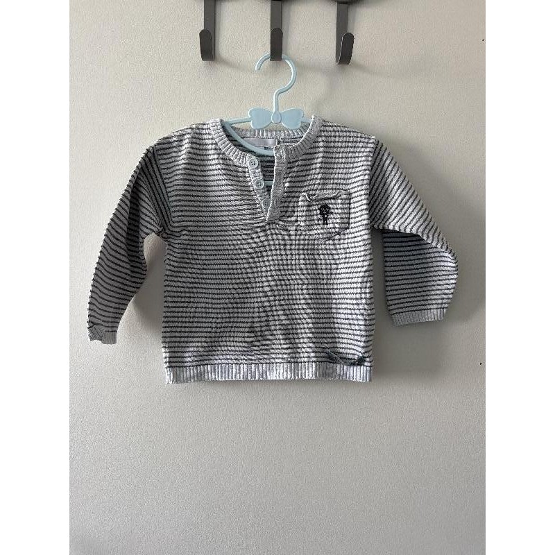 Pull gris et blanc rayure  TAILLE 18 mois 