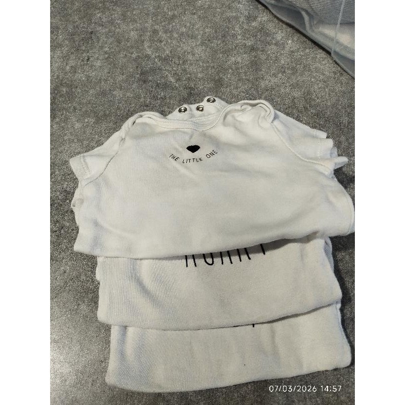 Lot bodys mc blanc TAILLE 3 mois