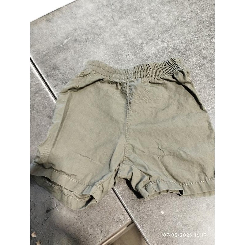 Short vert kaki TAILLE 3 mois