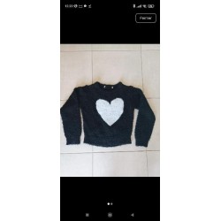 Pull noir coeur TAILLE 8 ans