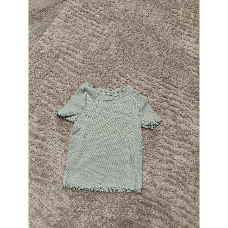 Tee shirt manches courtes Kiabi vert sauge  TAILLE 6